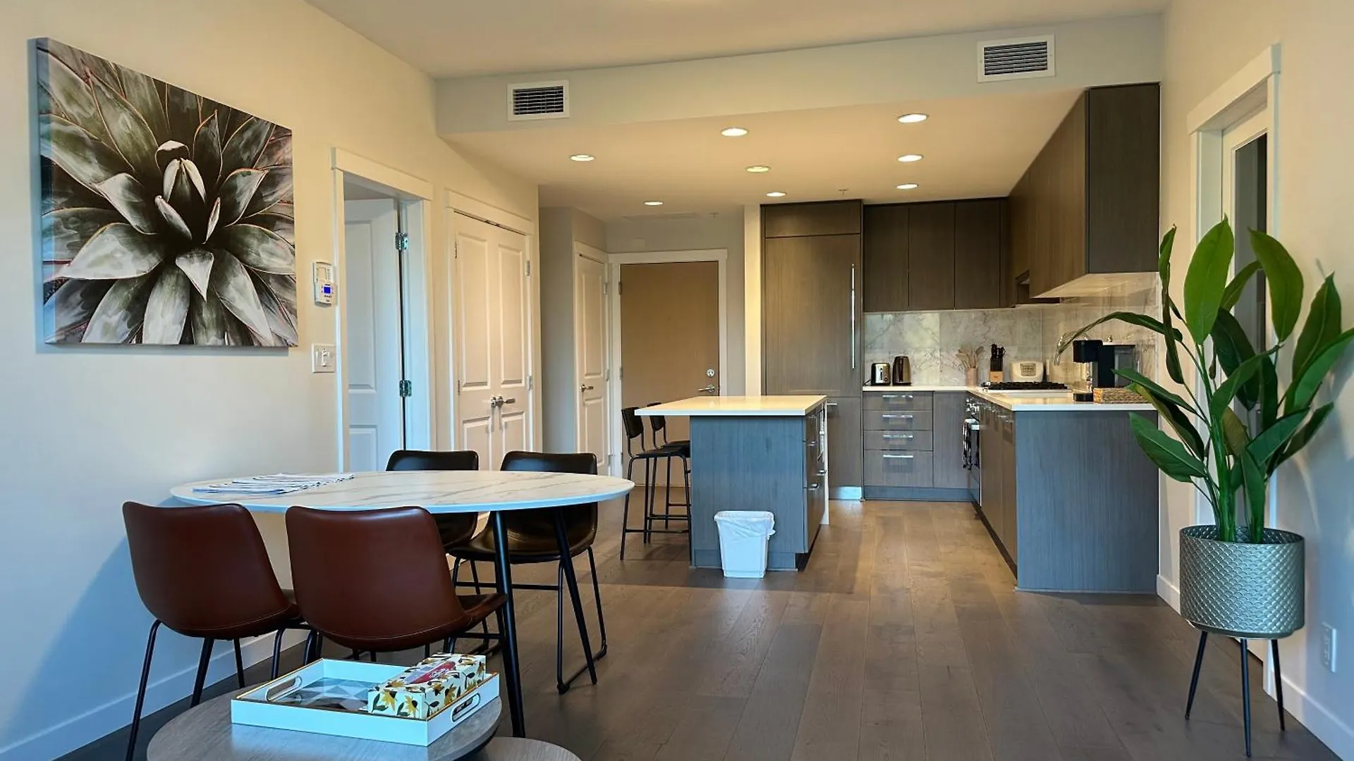 Ubc Pacific Spirit Modern Style Home Vancouver Apartment